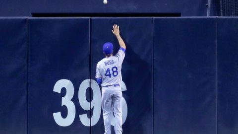 Nick Buss observa cómo la bola conectada por Jedd Gyorko pasa la barda para convertirse en jonrón en el quinto inning.