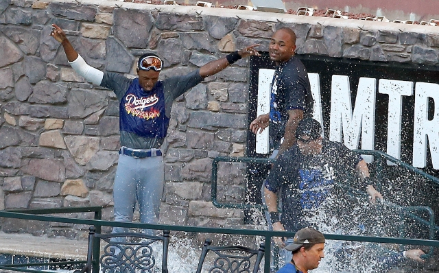 Los Dodgers celebraron en la alberca del Chase Field.