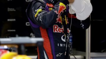 El alemán Sebastian Vettel se alista  para la primera práctica de ayer del Gran Premio de Singapur, en el circuito de Marina Bay.