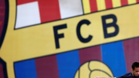 Neymar patea un balón en el  entrenamiento del Barcelona.