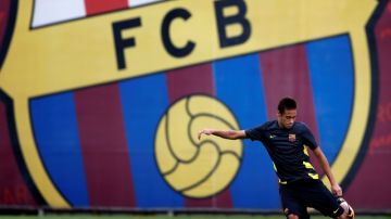 Neymar patea un balón en el  entrenamiento del Barcelona.