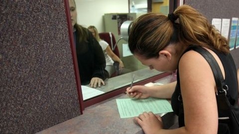 Cerca de 50 mil californianos tenían reclamaciones de retraso en el pago de cheques de seubsidio de desempleo.