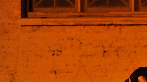 Oficiales inspeccionan la zona de la balacera en el parque Cornell Square,  en Chicago.