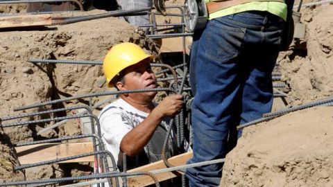 Los trabajadores latinos en ocasiones carecen de derechos básicos en sus lugares de trabajo.