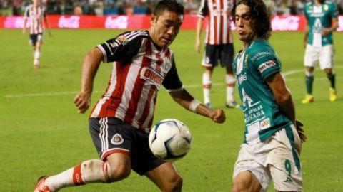 El delantero de Chivas, Marco Fabián, intenta recuperar el esférico