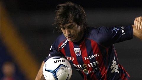 Martin Galmarini (i) de Atlante disputa el balón con Efrain Velarde (d) de Pumas este 21 de Septiembre de 2013, durante la jornada 11 del Torneo Apertura 2013 del fútbol mexicano, en el Estadio Olímpico de Cancún (México). EFE