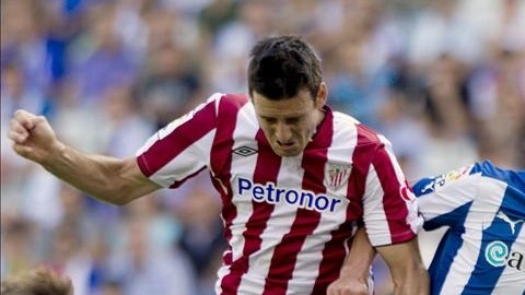Jugada en la que el jugador del Athletic Club Aritz Aduriz (i) marca un gol ante el jugador del Espanyol Héctor Moreno (d), durante el partido de la cuarta jornada de la Liga pasada. EFE/Archivo