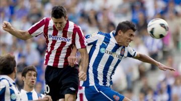 Jugada en la que el jugador del Athletic Club Aritz Aduriz (i) marca un gol ante el jugador del Espanyol Héctor Moreno (d), durante el partido de la cuarta jornada de la Liga pasada. EFE/Archivo