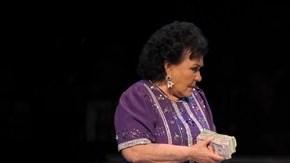 Carmen Salinas y Ernesto Gómez Cruz en una escena de 'Aventurera'.