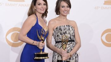 Tina Fey, izq., y Tracey Wigfield con su Emmy al Mejor Guión de Comedia por '30 Rock'