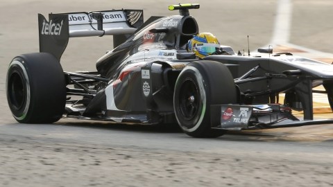 El mexicano Esteban Gutiérrez conduce su monoplaza durante la sesión de clasificación del Gran Premio de Singapur.