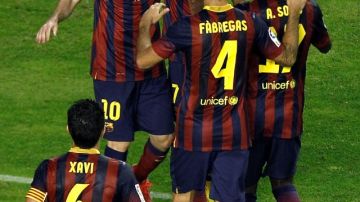 Pedro Rodríguez (centro arriba) es felicitado por Messi y sus compañeros.
