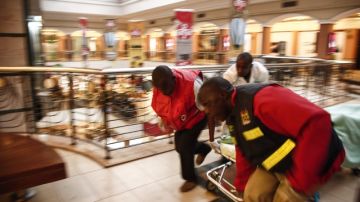 Rescatistas empujan una camilla en los pasillos del Centro Comercial Westgate de Nairobi; más de 150 personas resultaron heridas.