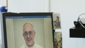 Alejandro Casillas maneja una agencia que organiza viajes al Vaticano.