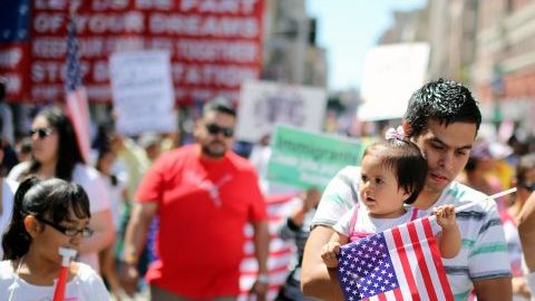 Edgar Jara y su hija Allyson, se unieron a la marcha para apoyar a los inmigrantes indocumentados.
