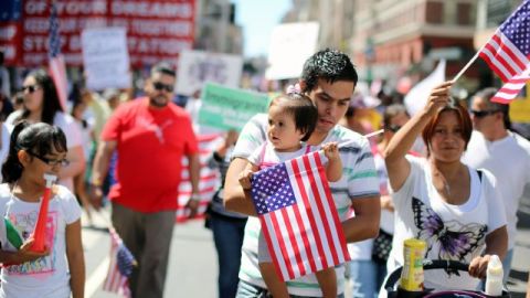 Edgar Jara y su hija Allyson, se unieron a la marcha para apoyar a los inmigrantes indocumentados.