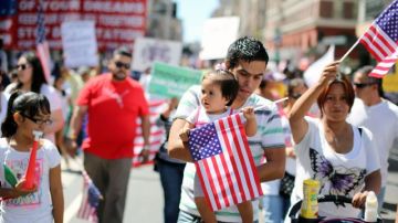 Edgar Jara y su hija Allyson, se unieron a la marcha para apoyar a los inmigrantes indocumentados.