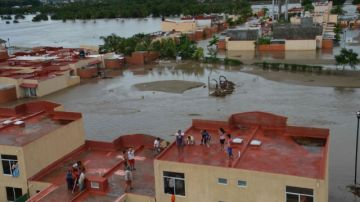 Residentes de Acapulco, Guerrero, permanecían en los techos de sus casa inundadas por las intensas lluvias.