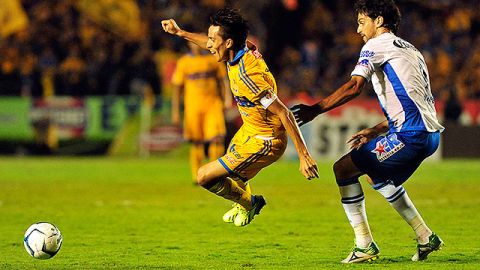 El jugador de la selección mexicana de fútbol, Lucas Lobos, habla con la prensa hoy, 23 de septiembre de 2013, al finalizar un entrenamiento en Ciudad de México. EFE