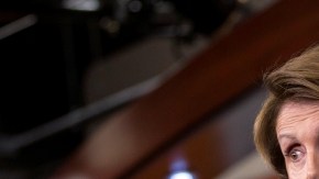 La líder de los demócratas en la Cámara Baja,  Nancy Pelosi (D-CA), habla con reporteros sobre la lucha por el presupuesto en Washington que sigue vigente esta semana.