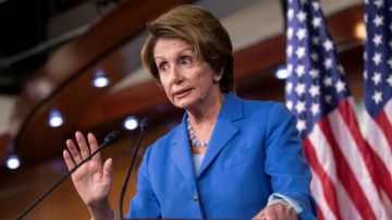 La líder de los demócratas en la Cámara Baja,  Nancy Pelosi (D-CA), habla con reporteros sobre la lucha por el presupuesto en Washington que sigue vigente esta semana.