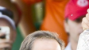 Stenson besa su trofeo.