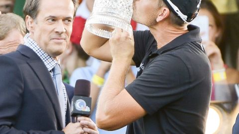 Stenson besa su trofeo.
