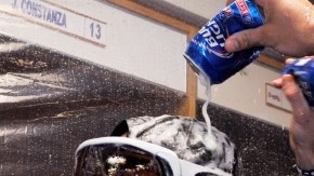 El lanzador Tim Hudson (izq.) recibe feliz su baño de cerveza en las celebraciones de los Bravos en los vestidores del Wrigley Field.