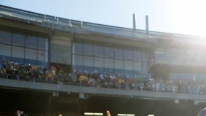 Ryan Cook (der.) y Jesse Chávez festejan con champaña el título divisional de la novena verde-amarilla.