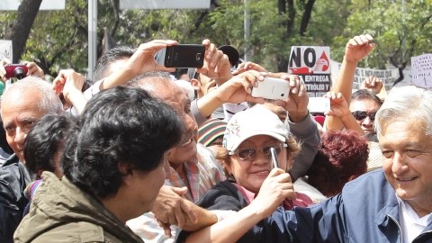 Andrés Manuel López Obrador  saluda a sus seguidores  en un evento político contra las reformas energética y fiscal.