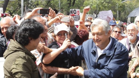 Andrés Manuel López Obrador saluda a sus seguidores en un evento político contra las reformas energética y fiscal.
