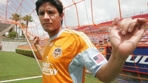 Brian Ching se ganó a la afición naranja desde que debutó en Houston por primera vez al anotar cuatro goles en el primer partido que jugó el Dynamo en el Robertson Stadium cuando llegó la franquicia en el 2006.