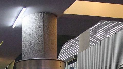 Empleados de aerolíneas aislan a las víctimas en los aviones.