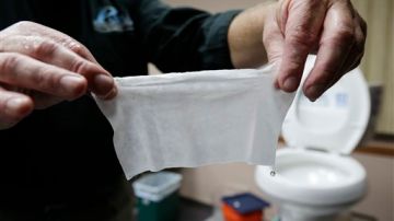 La constitución fibrosa de las toallas húmedas están bloqueando el sistema de desechos.