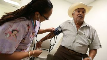 Una enfermera revisa la presión arterial de Javier Haro, de 70 años, en el Centro Médico Molina de Wilmington.