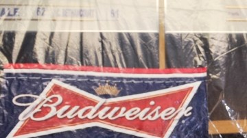 Freddie Freeman celebra con sus compañeros el primer título divisional de los Bravos de Atlanta desde 2005.