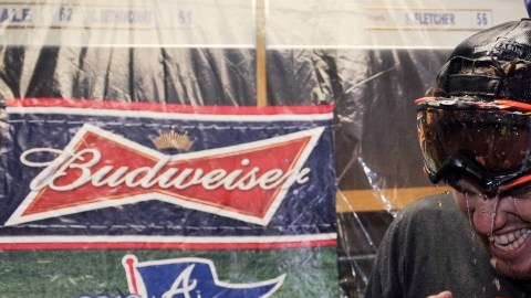 Freddie Freeman celebra con sus compañeros el primer título divisional de los Bravos de Atlanta desde 2005.
