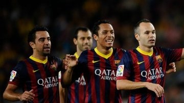 Sergio Busquets celebra con sus compañeros del Barcelona su gol