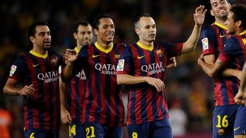Sergio Busquets celebra con sus compañeros del Barcelona su gol