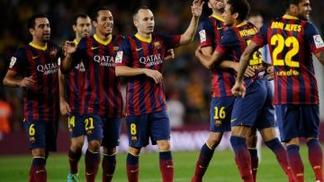 Sergio Busquets celebra con sus compañeros del Barcelona su gol