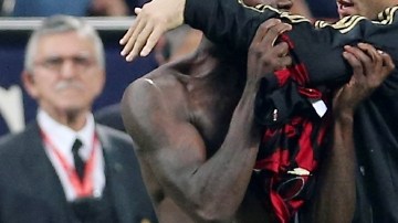 Mario Balotelli (izq.) intentó atacar al árbitro el domingo.