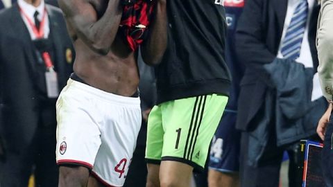 Mario Balotelli (izq.) intentó atacar al árbitro el domingo.