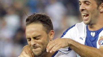 Sergio García (izq.), del Espanyol, celebra su gol con Víctor Sánchez, quien le anotó dos al Athletic Club.