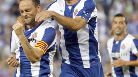 Sergio García (izq.), del Espanyol, celebra su gol con Víctor Sánchez, quien le anotó dos al Athletic Club.