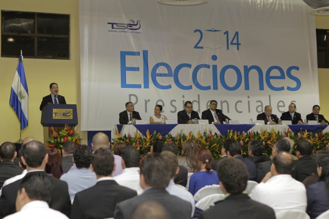 El presidente del Tribunal Supremo Electoral (TSE) Eugenio Chicas (i) anuncia la convocatoria oficial para las próximas elecciones.