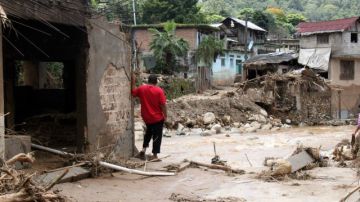 Un hombre observa los estragos dejados por las inundaciones. Las comunidades de la Montaña se quejan de falta de atención gubernamental.