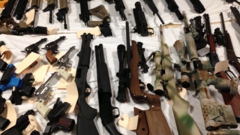 Las autoridades le encontraron un arsenal a un hombre de Santa Clarita recientemente.