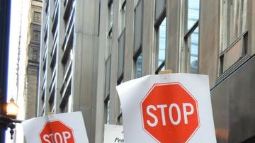 Varios activistas de grupos comunitarios y residentes protestaron frente una sede del Bank of America.