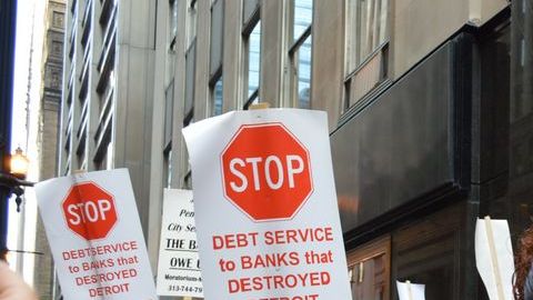 Varios activistas de grupos comunitarios y residentes protestaron frente una sede del Bank of America.