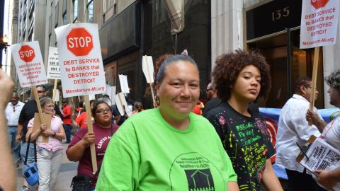 Varios activistas de grupos comunitarios y residentes protestaron frente una sede del Bank of America.
